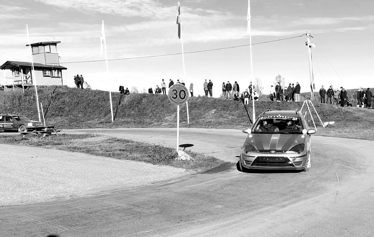 Bilskadecenters folkracebil i kurva under tävling i Vännäs